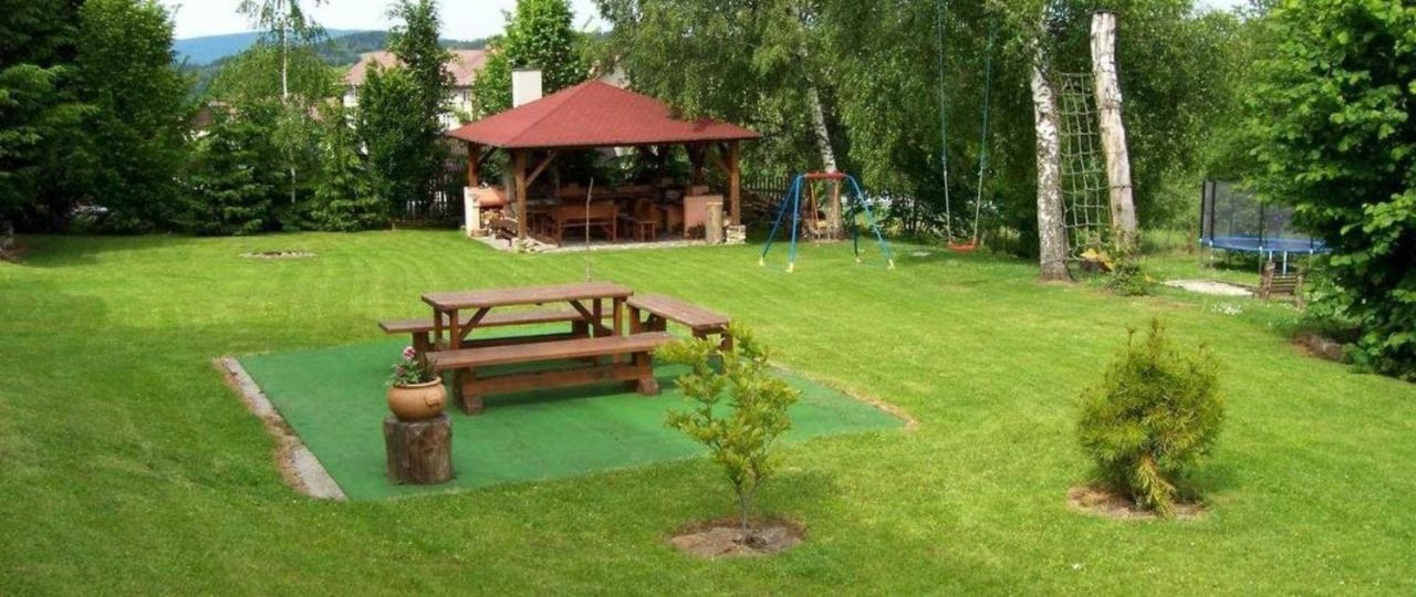 Apartmanovy Dum Obecna Skola Svetlik Exterior photo