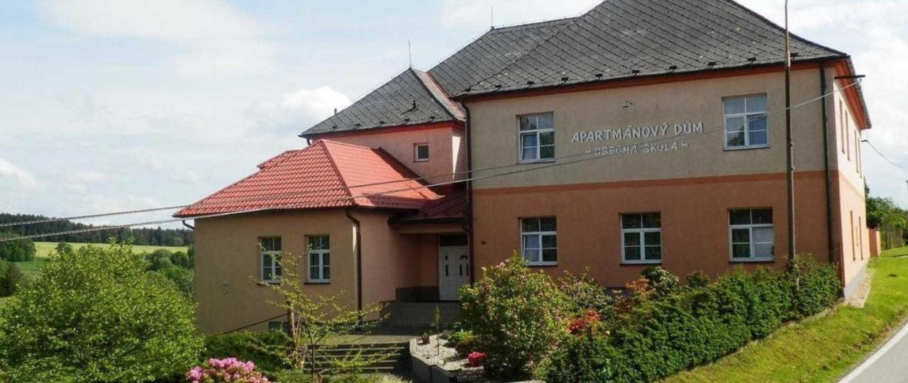 Apartmanovy Dum Obecna Skola Svetlik Exterior photo